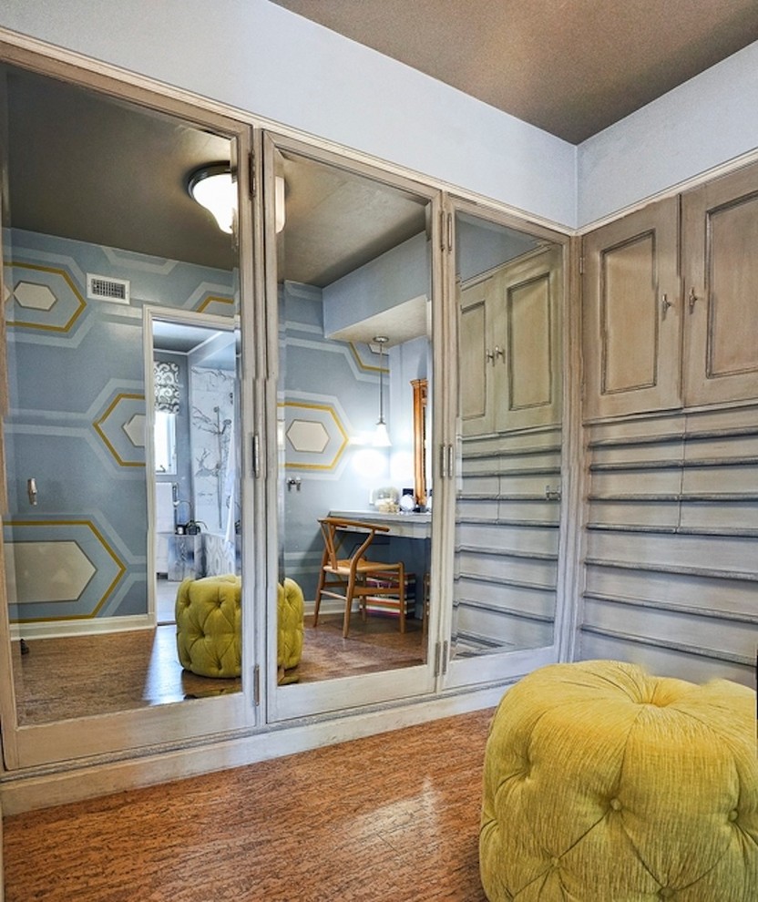 Inspiration pour un petit dressing room traditionnel en bois vieilli neutre avec un placard avec porte à panneau encastré et un sol en liège.