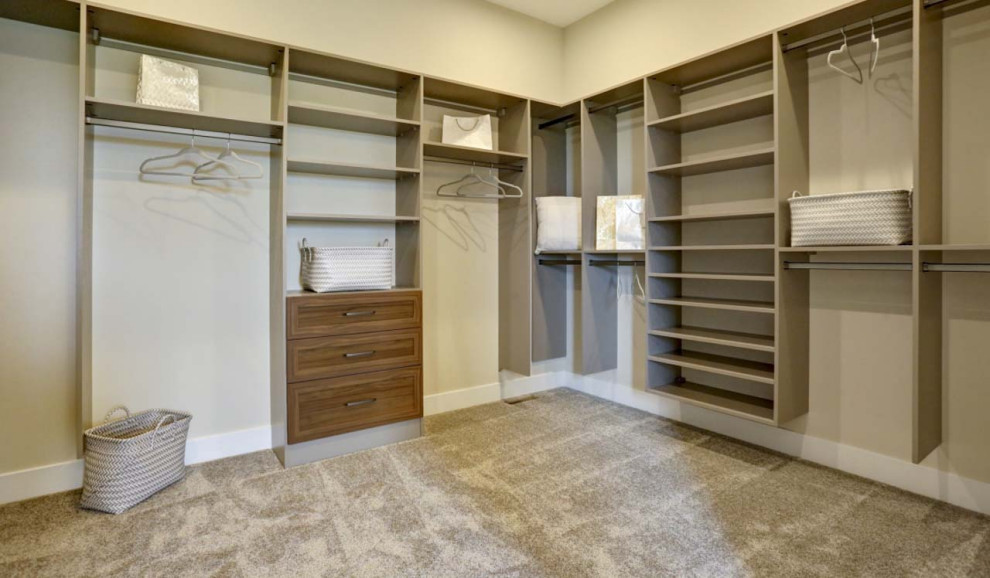 Свежая идея для дизайна: большая гардеробная комната в стиле кантри с серыми фасадами, ковровым покрытием и бежевым полом - отличное фото интерьера
