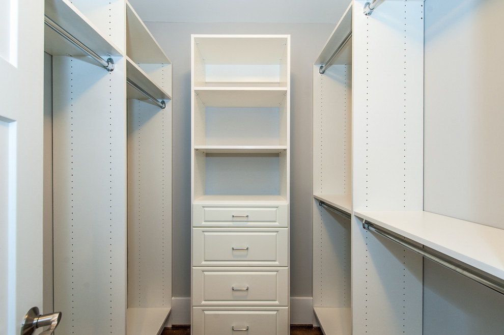 Ejemplo de armario vestidor unisex clásico renovado con armarios abiertos, puertas de armario blancas y suelo de madera oscura