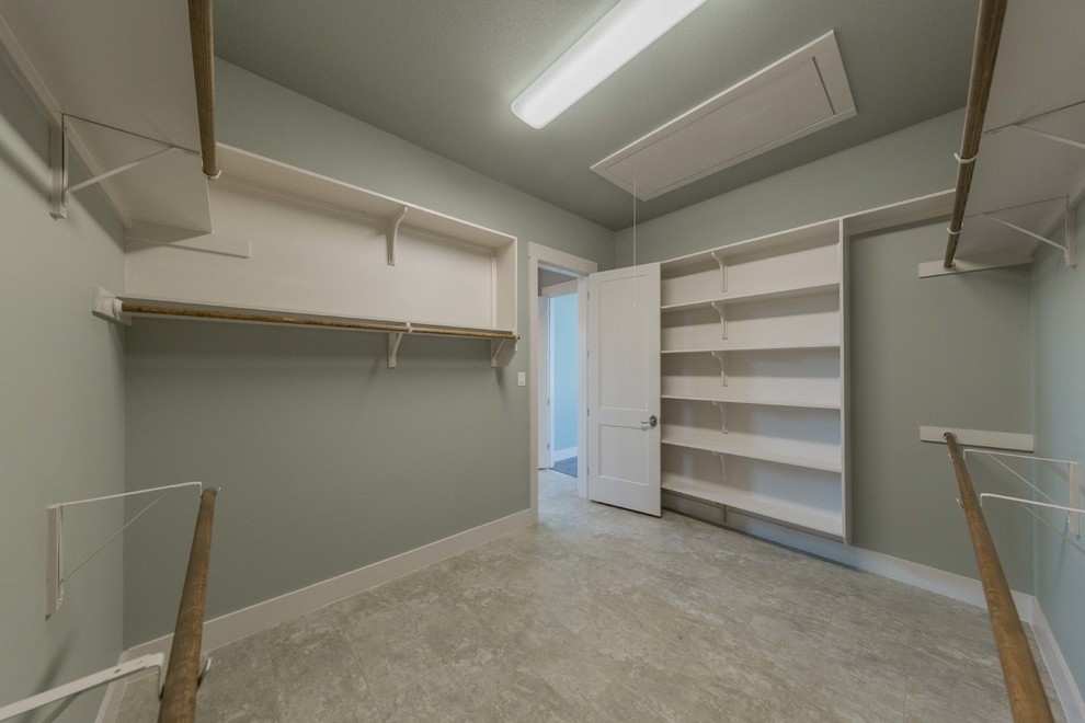 Стильный дизайн: гардеробная комната унисекс в стиле неоклассика (современная классика) с полом из керамической плитки и бежевым полом - последний тренд