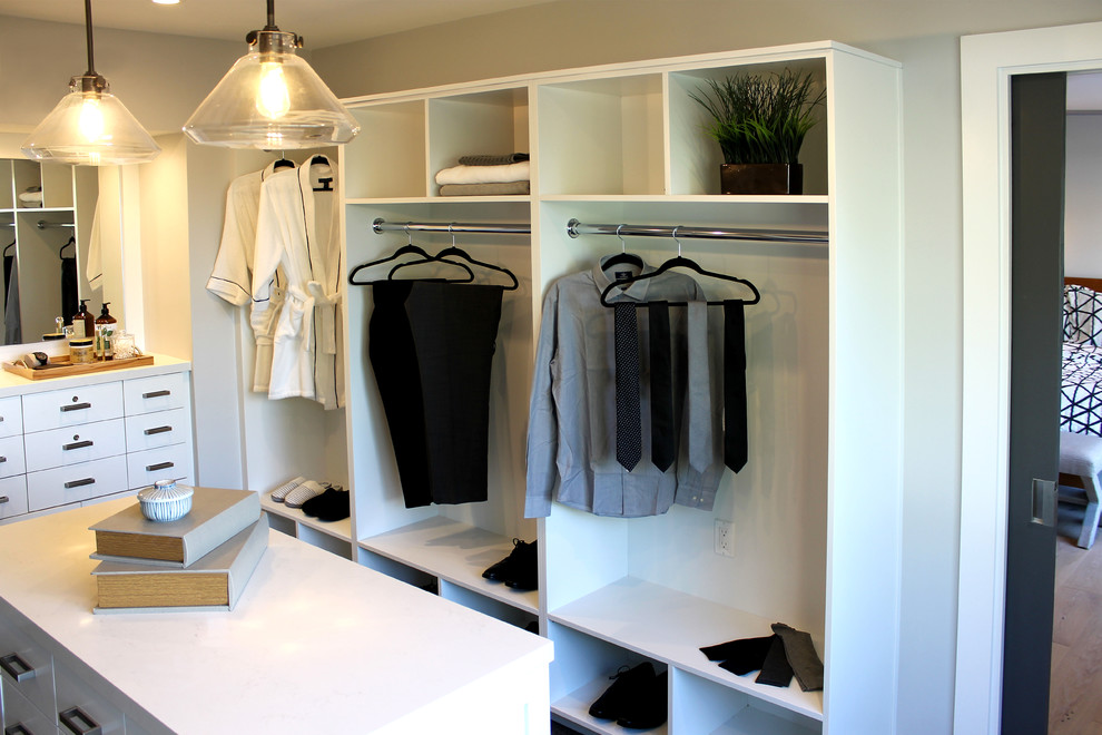 Diseño de armario vestidor unisex minimalista extra grande con armarios abiertos, puertas de armario blancas, moqueta y suelo gris