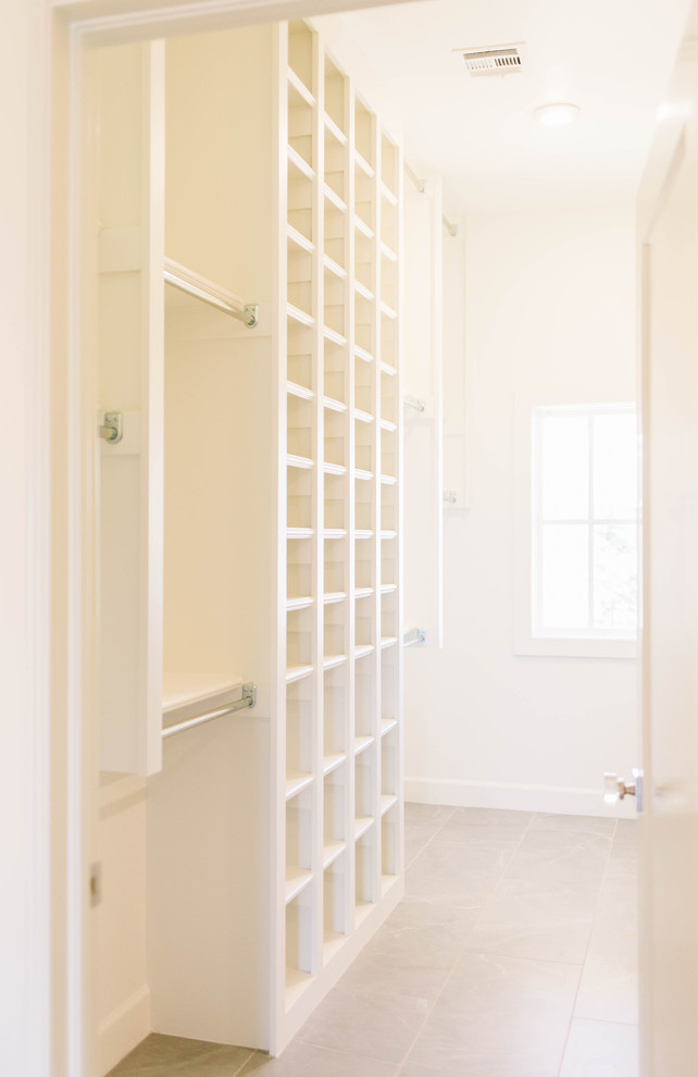 Foto de armario vestidor unisex de estilo de casa de campo de tamaño medio con suelo de baldosas de porcelana y suelo gris