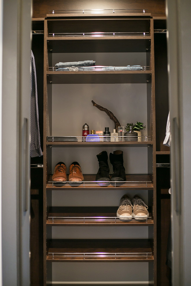 Imagen de armario vestidor de hombre minimalista pequeño con armarios con paneles lisos, puertas de armario de madera oscura, moqueta y suelo gris
