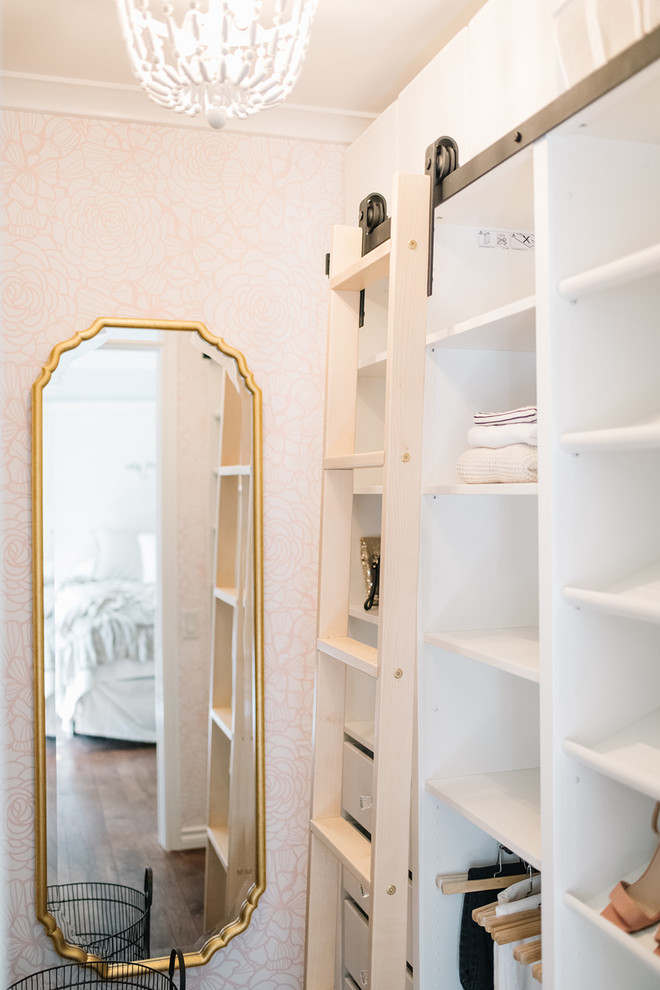 Idéer för små eklektiska walk-in-closets för kvinnor, med öppna hyllor, vita skåp, mellanmörkt trägolv och brunt golv