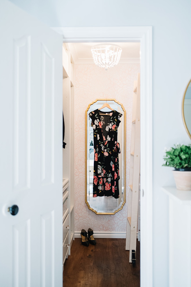 Kleiner Eklektischer Begehbarer Kleiderschrank mit offenen Schränken, weißen Schränken, braunem Holzboden und braunem Boden in Edmonton