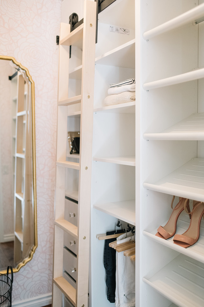 Idéer för att renovera ett litet eklektiskt walk-in-closet för kvinnor, med öppna hyllor, vita skåp, mellanmörkt trägolv och brunt golv