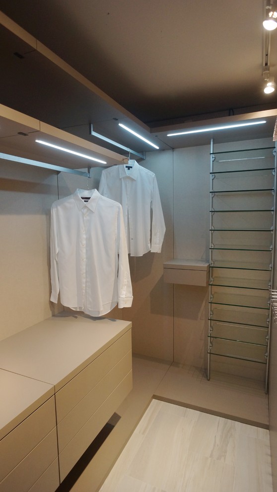 Inspiration för mellanstora moderna walk-in-closets för män, med släta luckor, mörkt trägolv och vita skåp