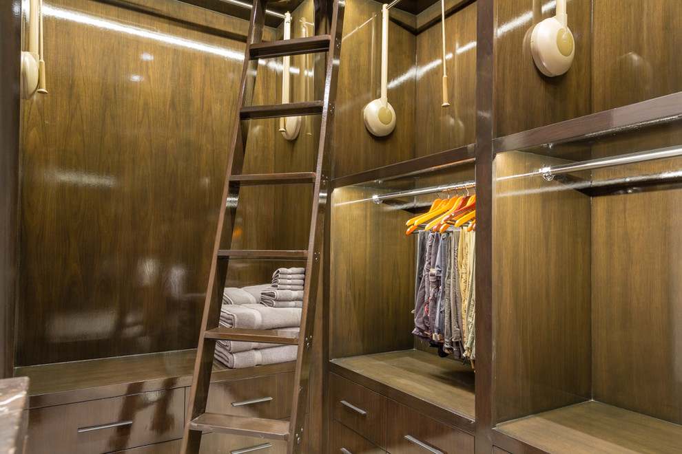 Diseño de armario vestidor unisex contemporáneo grande con armarios con paneles lisos y puertas de armario de madera en tonos medios