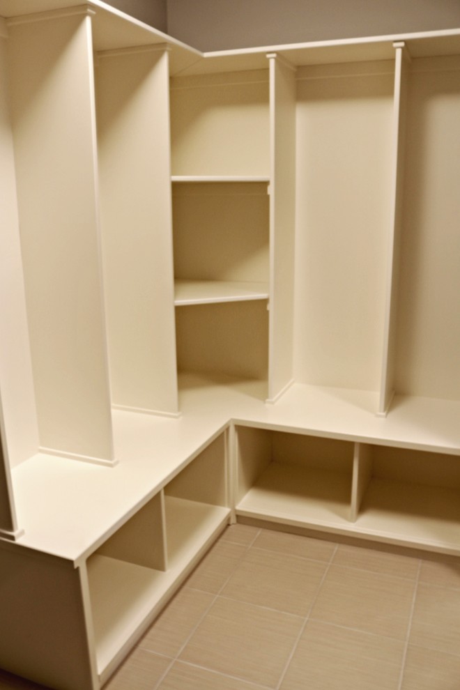 Imagen de armario vestidor unisex moderno con armarios abiertos, puertas de armario beige y suelo de baldosas de cerámica