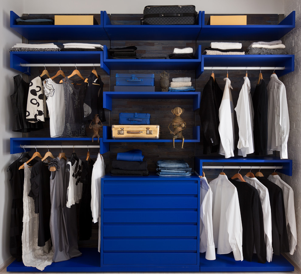 Ejemplo de armario unisex contemporáneo con armarios abiertos y puertas de armario azules