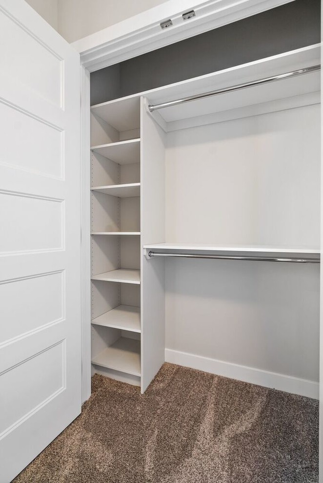 Ejemplo de armario unisex de estilo americano pequeño con armarios abiertos, puertas de armario blancas, moqueta y suelo beige