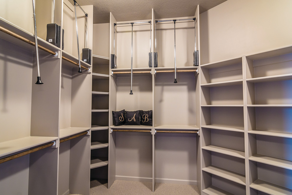 Modelo de armario vestidor unisex de tamaño medio con moqueta, armarios abiertos, puertas de armario grises y suelo beige
