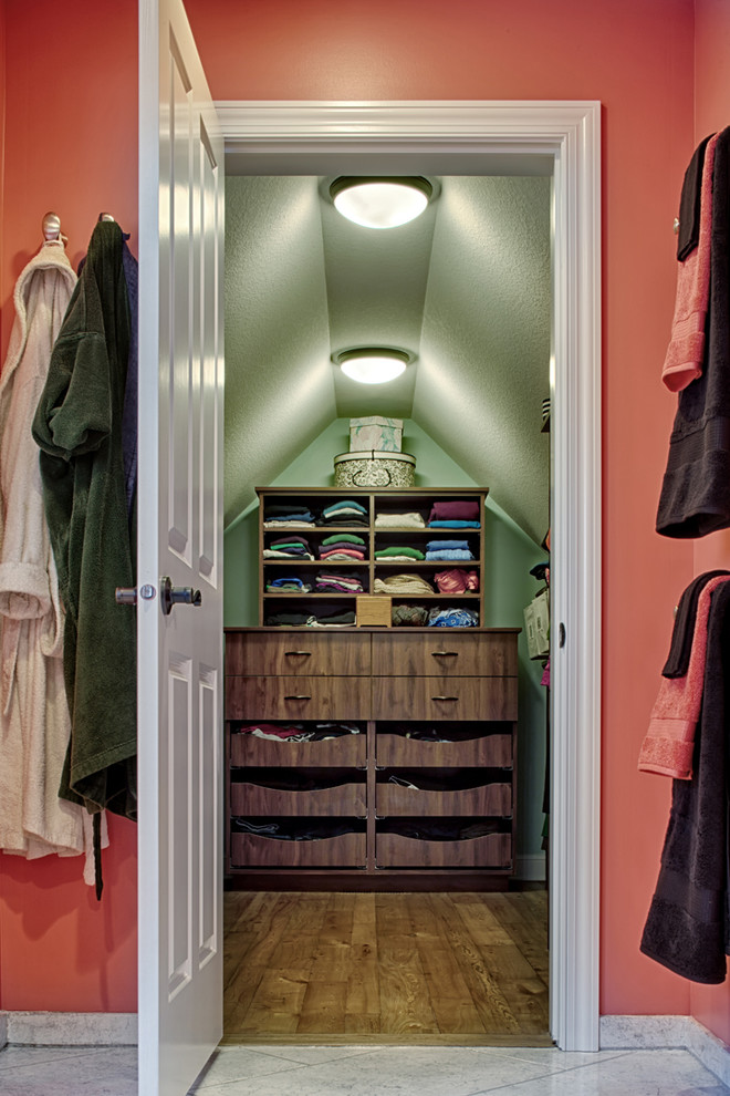 Imagen de armario y vestidor clásico renovado con puertas de armario de madera oscura y suelo de madera en tonos medios