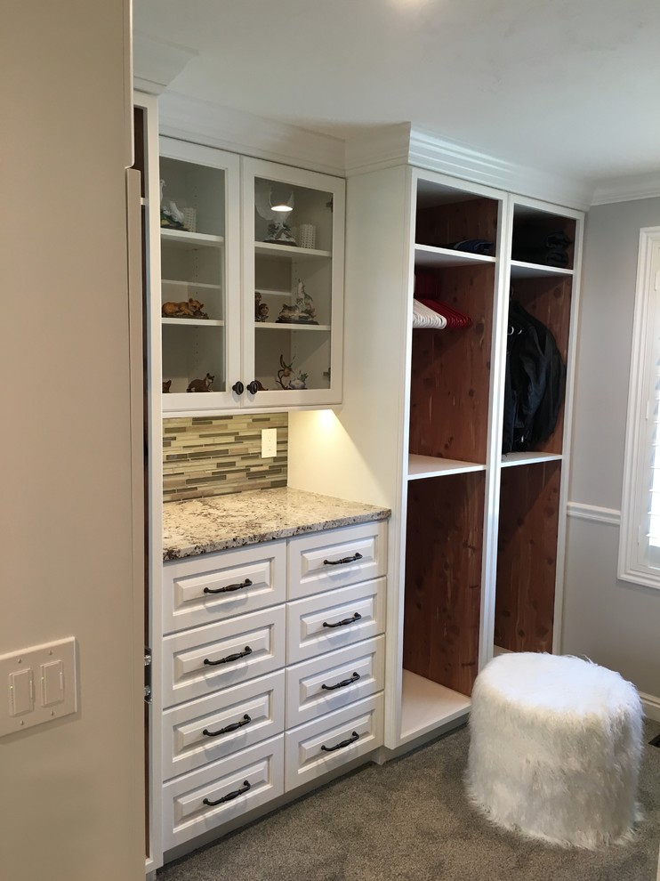 Ejemplo de armario vestidor unisex tradicional de tamaño medio con armarios con paneles con relieve, puertas de armario blancas, moqueta y suelo gris