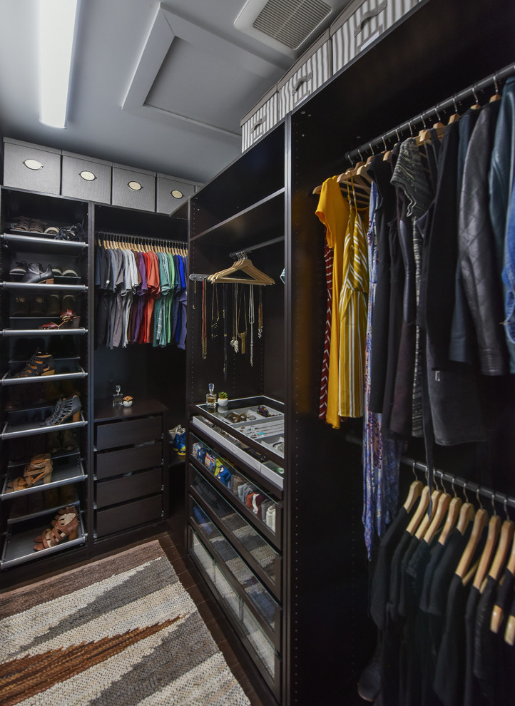 Foto de armario vestidor unisex tradicional renovado con armarios abiertos, puertas de armario de madera en tonos medios, suelo de madera oscura y suelo marrón