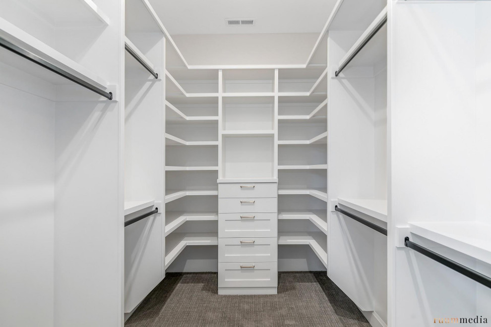 Immagine di armadi e cabine armadio minimalisti di medie dimensioni con ante bianche, moquette e pavimento beige