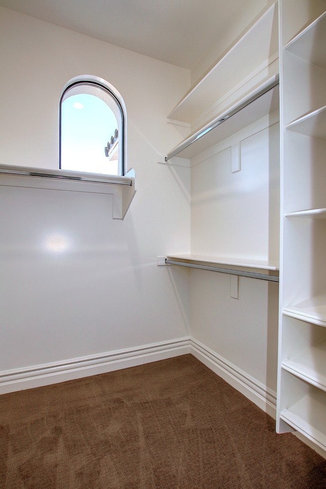 Ejemplo de armario vestidor unisex tradicional renovado de tamaño medio con armarios abiertos, puertas de armario blancas, moqueta y suelo beige