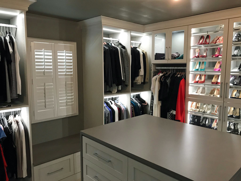 Ejemplo de armario vestidor unisex clásico de tamaño medio con armarios estilo shaker y puertas de armario blancas