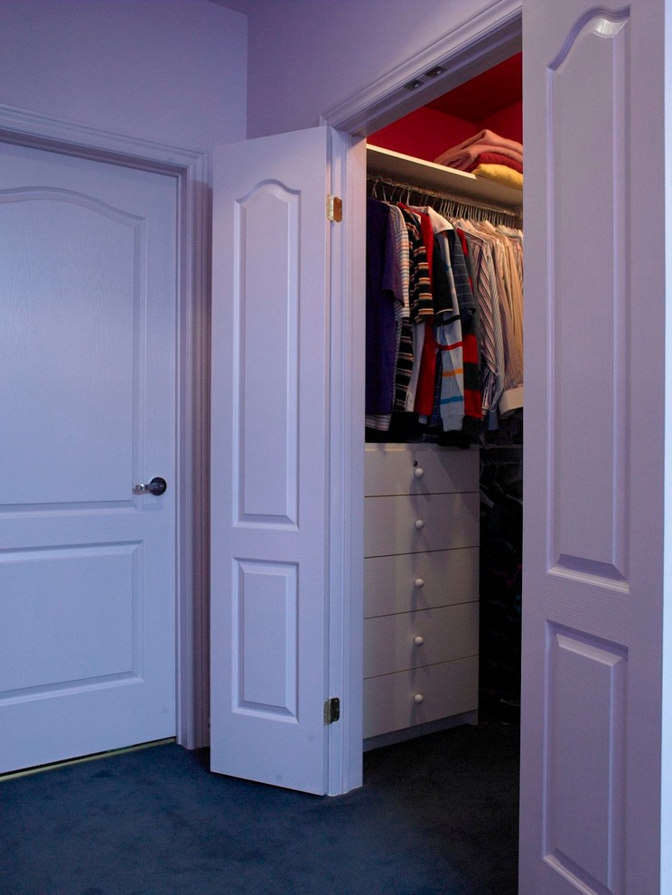 Imagen de armario vestidor unisex tradicional renovado de tamaño medio con armarios con paneles lisos, puertas de armario blancas y moqueta