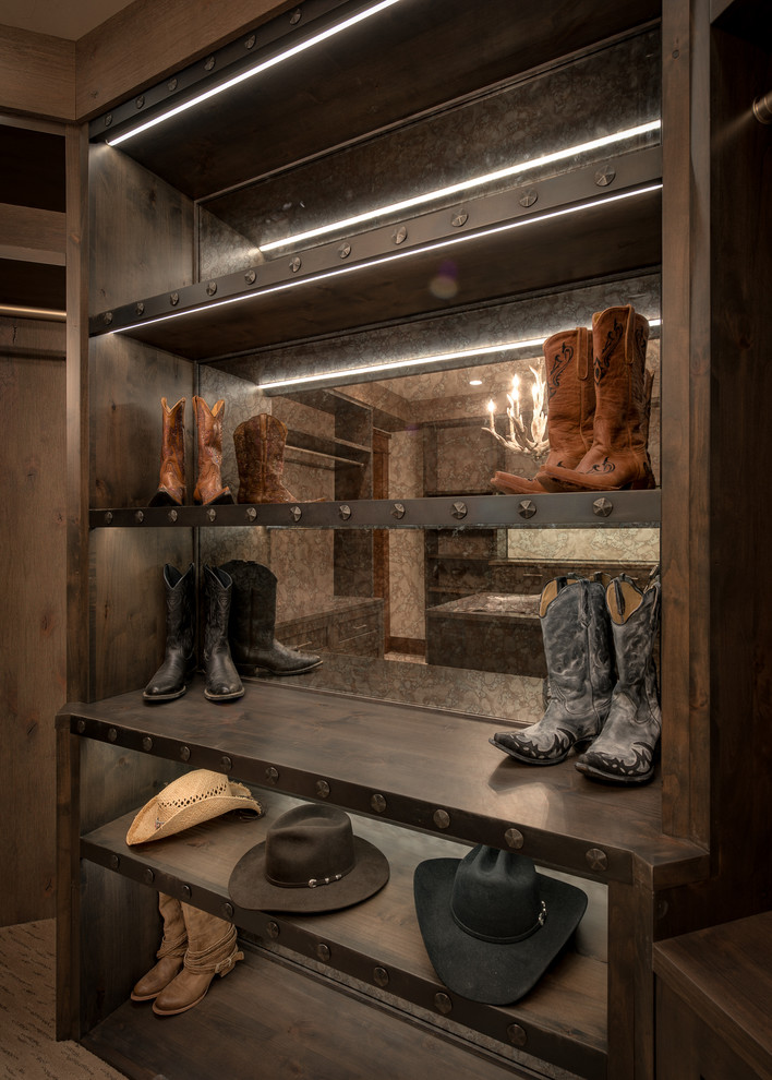 Idéer för mellanstora rustika walk-in-closets för könsneutrala, med öppna hyllor, skåp i mellenmörkt trä, heltäckningsmatta och beiget golv