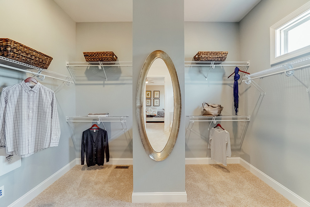 Foto de armario vestidor unisex clásico grande con moqueta y suelo beige