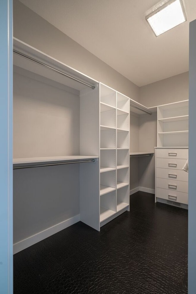 Идея дизайна: гардеробная комната среднего размера, унисекс в стиле кантри с плоскими фасадами, белыми фасадами и черным полом