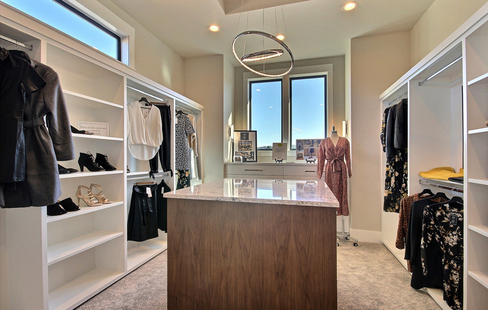 Imagen de armario vestidor de mujer actual extra grande con armarios abiertos, puertas de armario blancas, moqueta y suelo beige