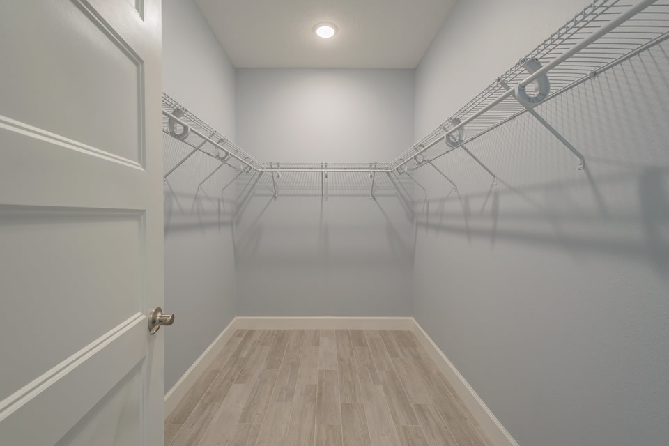 Idee per una cabina armadio unisex design di medie dimensioni con nessun'anta, parquet chiaro e pavimento beige