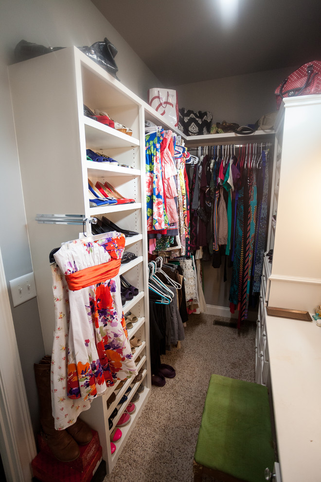 Exempel på ett klassiskt walk-in-closet för kvinnor, med skåp i shakerstil, vita skåp och heltäckningsmatta