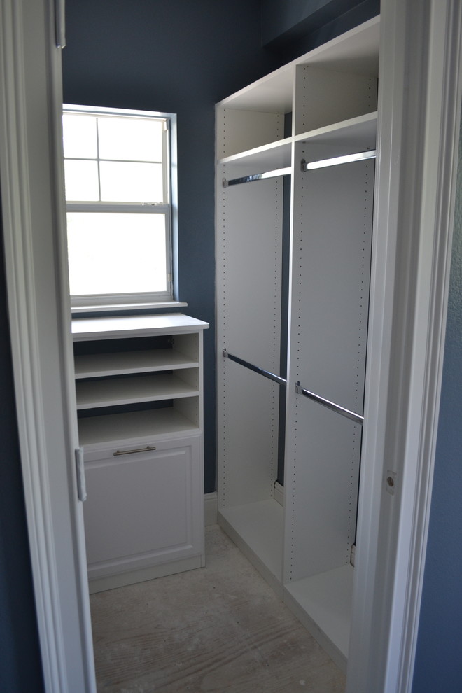 Idées déco pour un dressing contemporain neutre avec des portes de placard blanches et un placard avec porte à panneau surélevé.