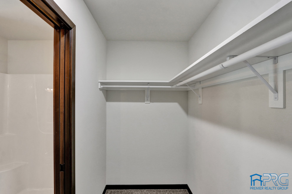 Idéer för små rustika walk-in-closets för könsneutrala, med öppna hyllor, grå skåp, heltäckningsmatta och grått golv