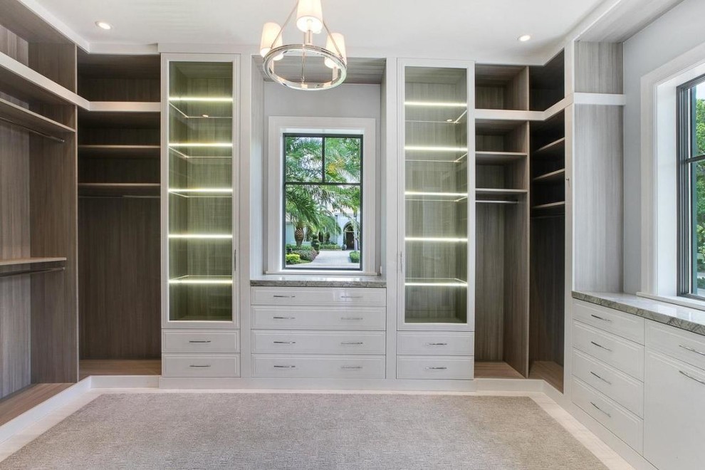 Imagen de armario vestidor unisex clásico renovado grande con armarios con paneles con relieve, puertas de armario blancas y suelo gris
