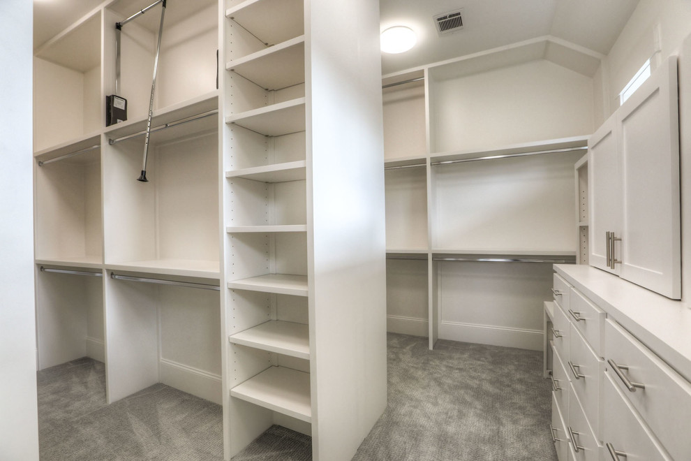 Diseño de armario vestidor unisex tradicional renovado grande con armarios abiertos, puertas de armario blancas, moqueta y suelo gris