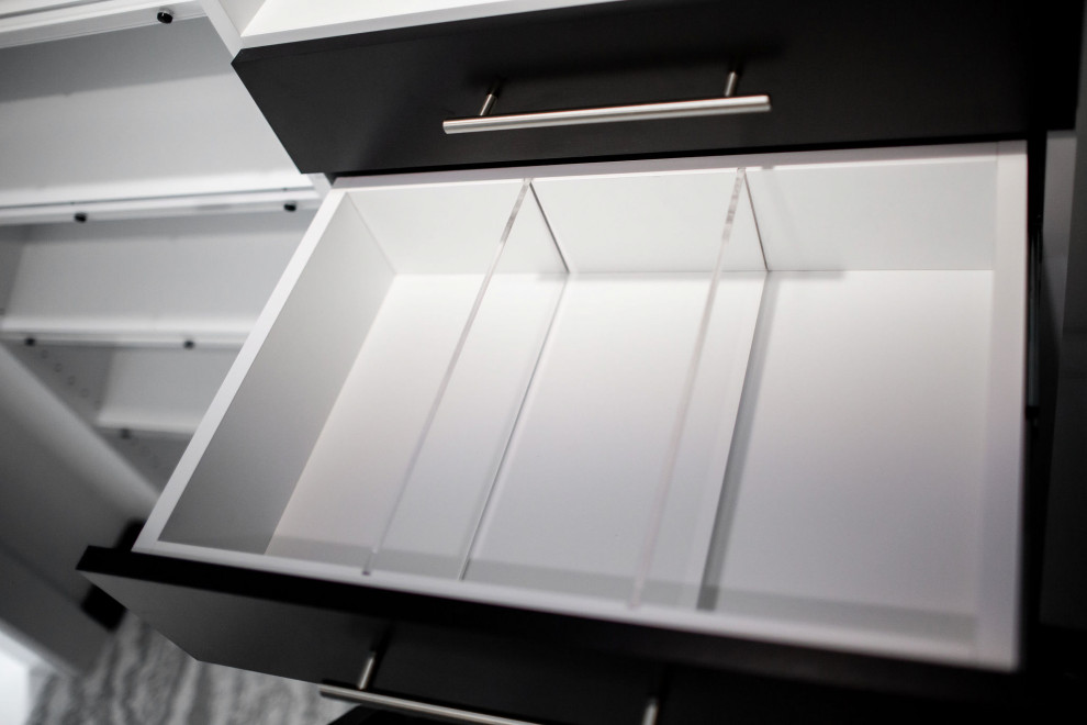 Foto de armario vestidor unisex tradicional renovado de tamaño medio con armarios con paneles lisos, puertas de armario blancas, moqueta y suelo gris