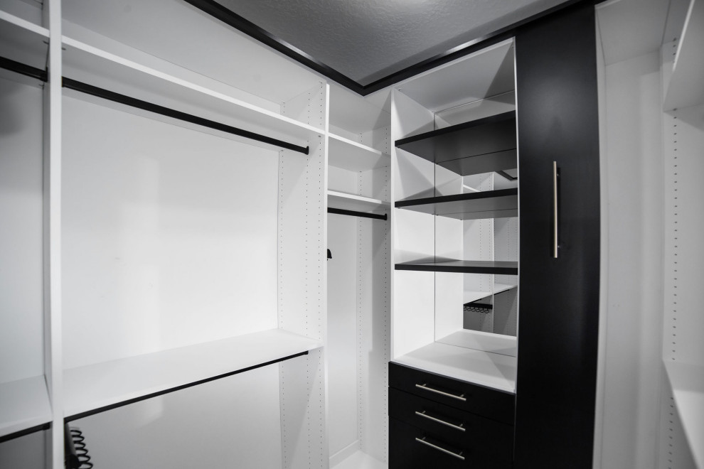 Diseño de armario vestidor unisex clásico renovado de tamaño medio con armarios con paneles lisos, puertas de armario blancas, moqueta y suelo gris