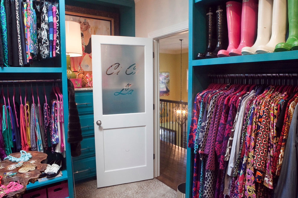Imagen de vestidor de mujer ecléctico pequeño con puertas de armario azules y moqueta
