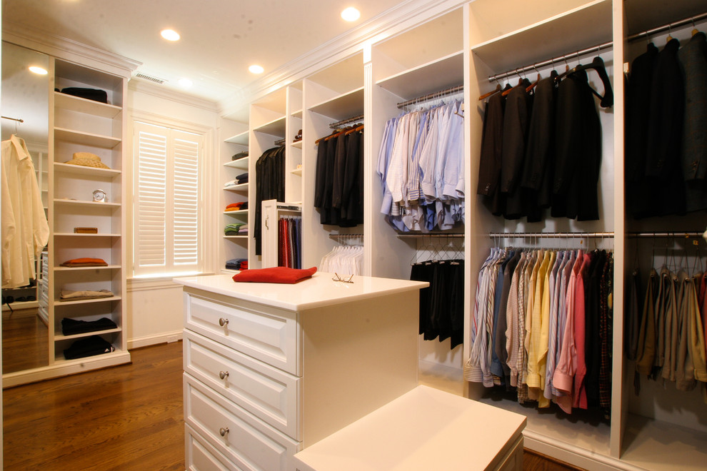 Пример оригинального дизайна: гардеробная комната в классическом стиле с фасадами с выступающей филенкой и белыми фасадами для мужчин