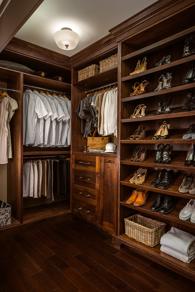 Ejemplo de armario vestidor unisex clásico con armarios abiertos, puertas de armario de madera en tonos medios y suelo de madera oscura