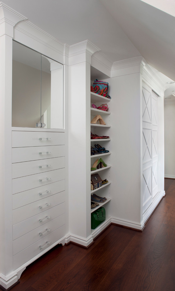 Modelo de vestidor clásico con puertas de armario blancas y suelo de madera oscura