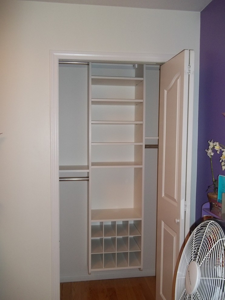 Exemple d'un petit placard dressing chic neutre avec un placard sans porte et des portes de placard blanches.
