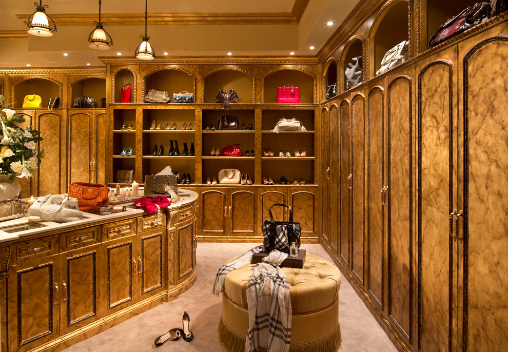 Cette photo montre un très grand dressing room chic pour une femme avec moquette, un sol beige et un placard avec porte à panneau encastré.