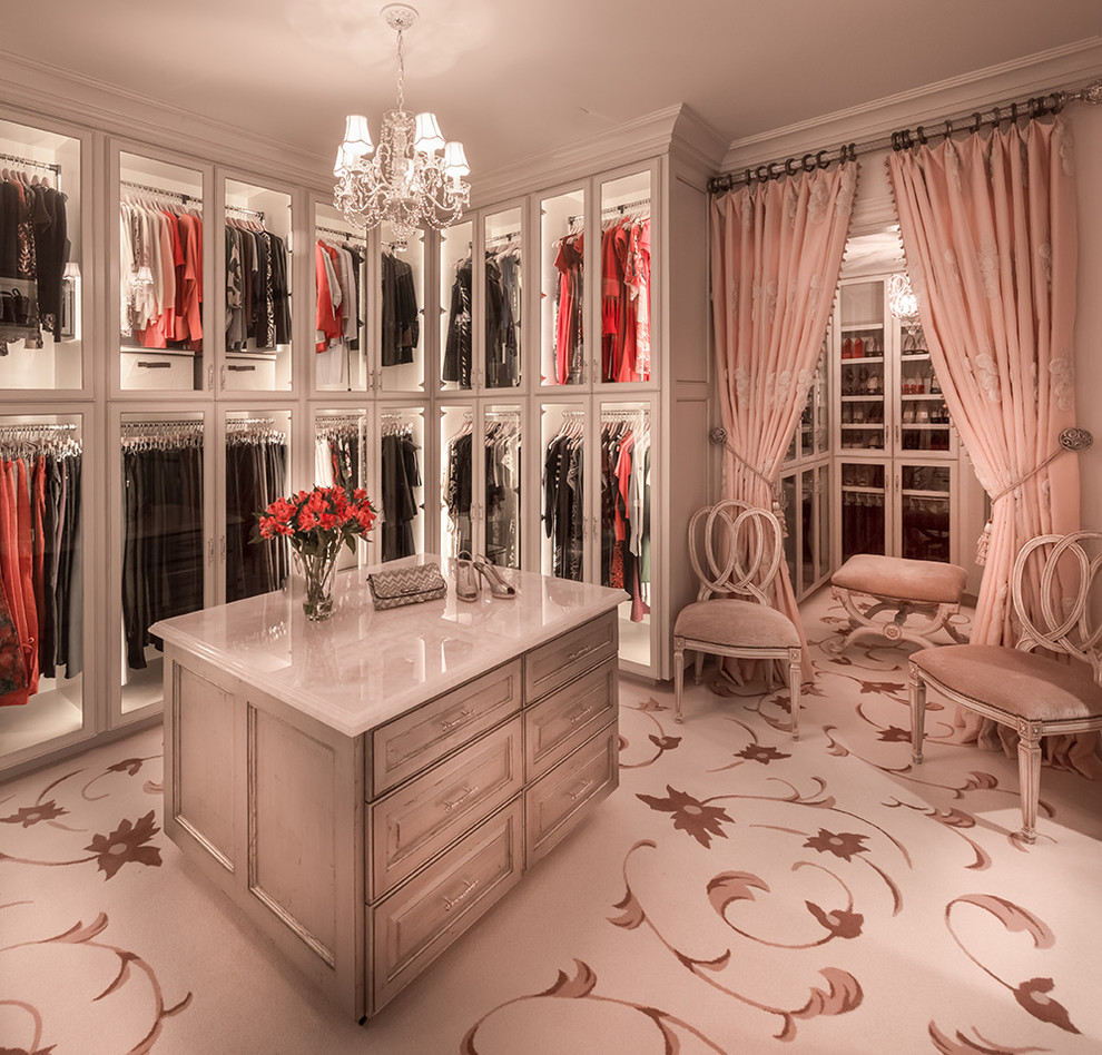 Aménagement d'un dressing room classique pour une femme avec des portes de placard blanches, moquette et des rideaux.