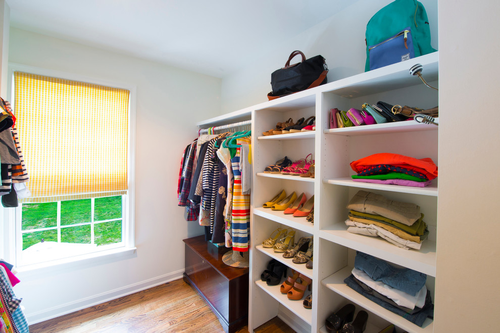 Свежая идея для дизайна: гардеробная комната в классическом стиле - отличное фото интерьера