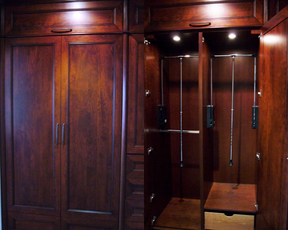 Cette image montre un dressing traditionnel en bois brun de taille moyenne et neutre avec un placard avec porte à panneau encastré et moquette.