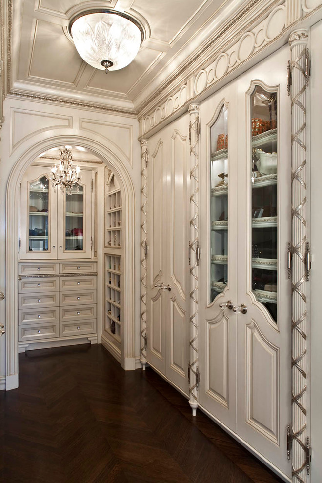 Diseño de armario y vestidor clásico con puertas de armario beige