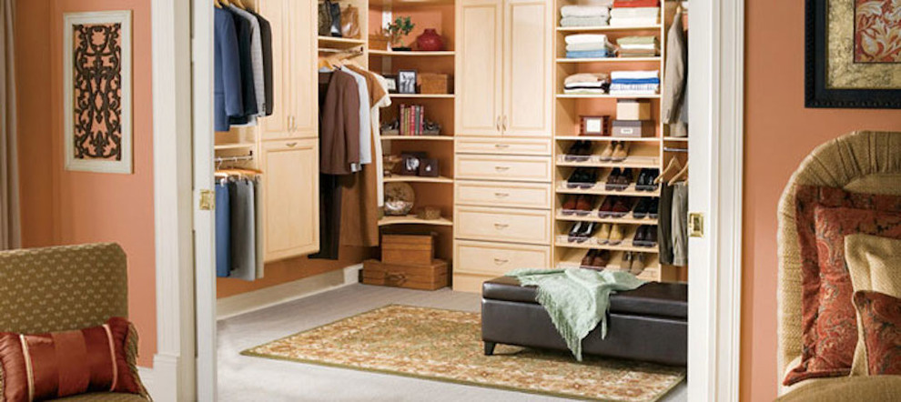Foto de vestidor unisex tradicional de tamaño medio con armarios con paneles empotrados y puertas de armario de madera clara
