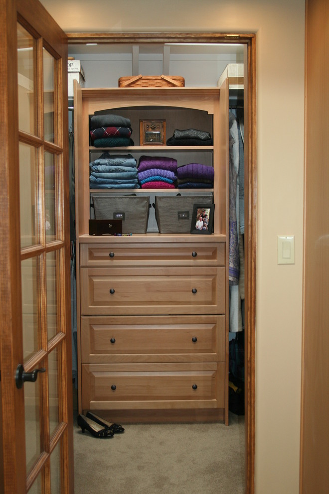 Amerikansk inredning av ett mellanstort walk-in-closet för könsneutrala, med luckor med upphöjd panel, skåp i ljust trä, beiget golv och klinkergolv i keramik