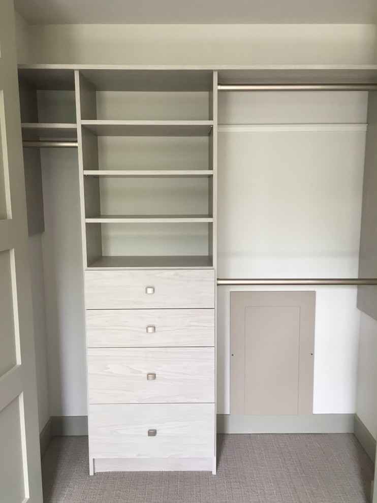Ejemplo de armario vestidor unisex tradicional renovado de tamaño medio con armarios con paneles lisos, puertas de armario blancas, moqueta y suelo gris