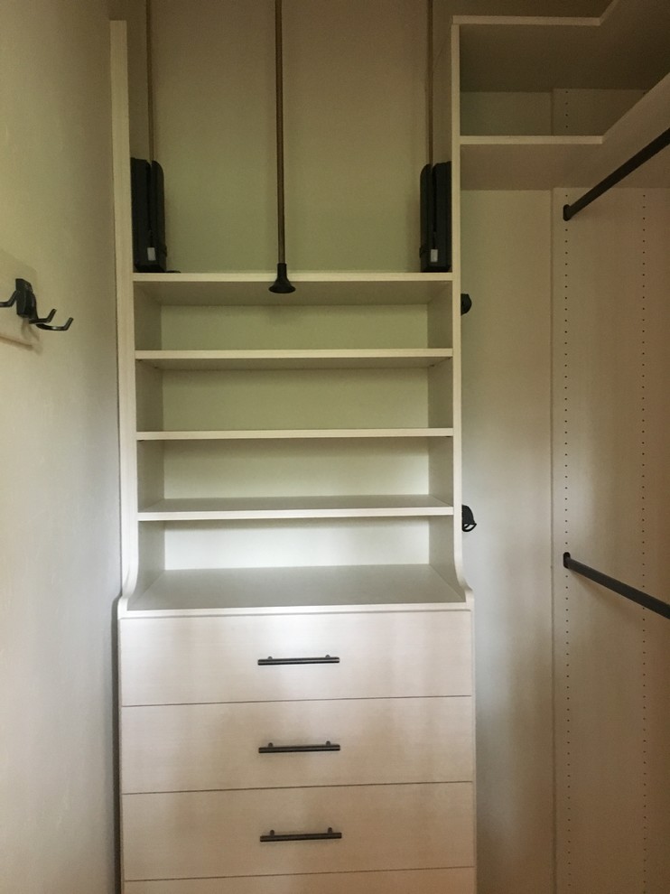 Inredning av ett klassiskt mellanstort walk-in-closet för könsneutrala, med släta luckor, vita skåp, heltäckningsmatta och grått golv