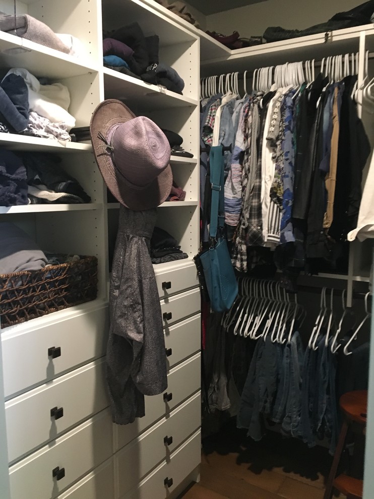 Foto de armario vestidor unisex clásico renovado de tamaño medio con armarios con paneles lisos, puertas de armario blancas, suelo de madera oscura y suelo marrón